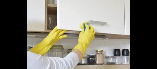 Skuteczne sposoby na to, czym zmyć tłuste szafki kuchenne