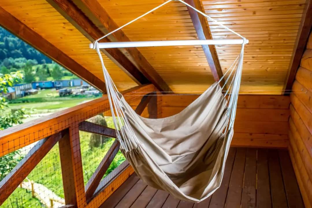 Jak zamontować krzesło brazylijskie na balkonie bez ryzyka uszkodzeń