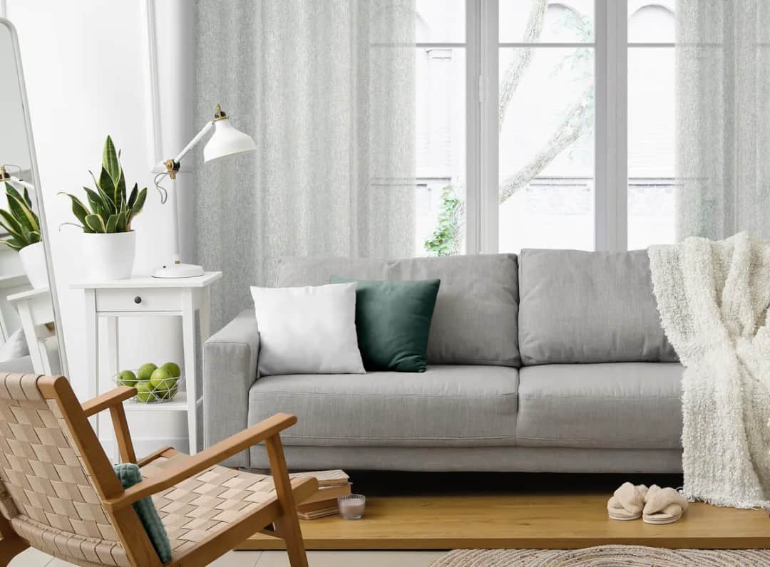 Jakie poduszki do szarej kanapy? Oto kolory, które zachwycą!