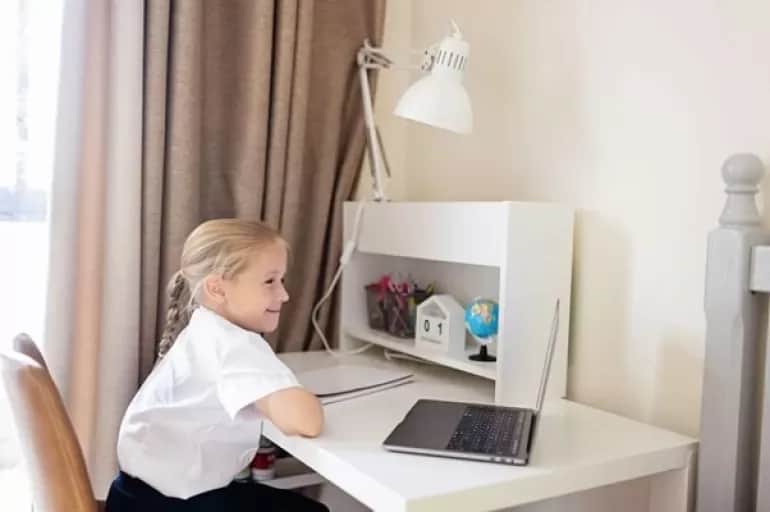 Jakie krzesło do biurka dla dziecka wybrać, by zadbać o zdrowie?