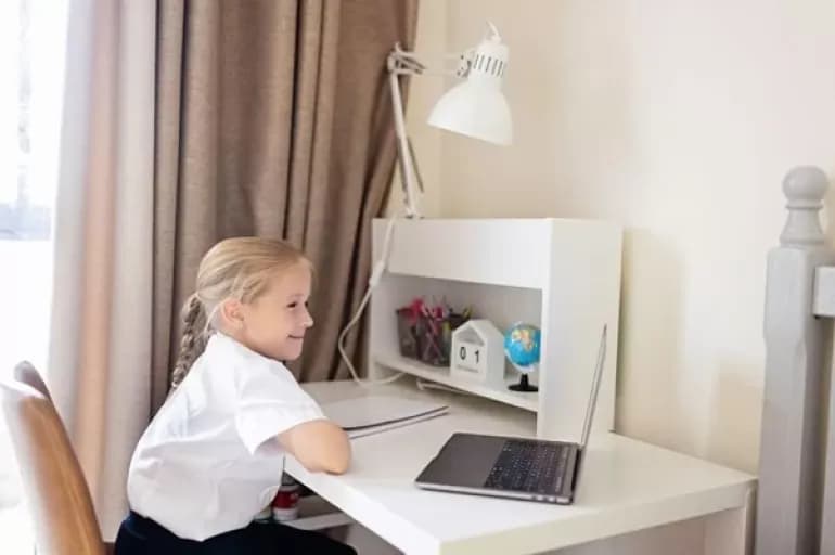 Jakie krzesło do biurka dla dziecka wybrać, by zadbać o zdrowie?