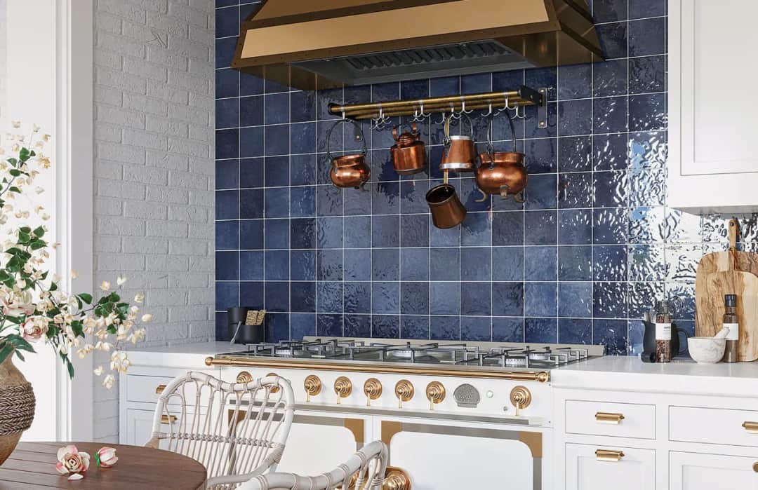 Co między szafkami: inspiracje i materiały, które zachwycą każdego