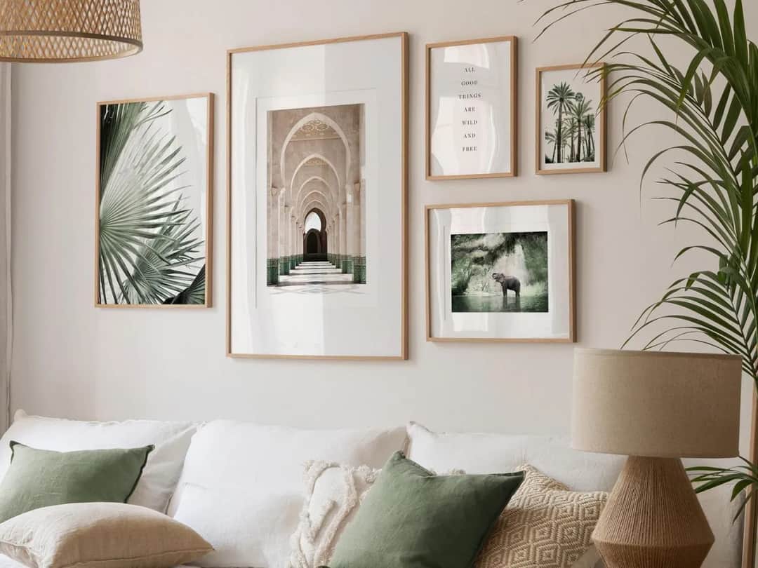 Jak wieszać obrazy nad kanapą, aby uniknąć błędów w aranżacji