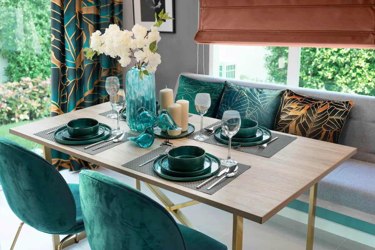 Jak stworzyć piękną dekorację stołu w salonie na co dzień