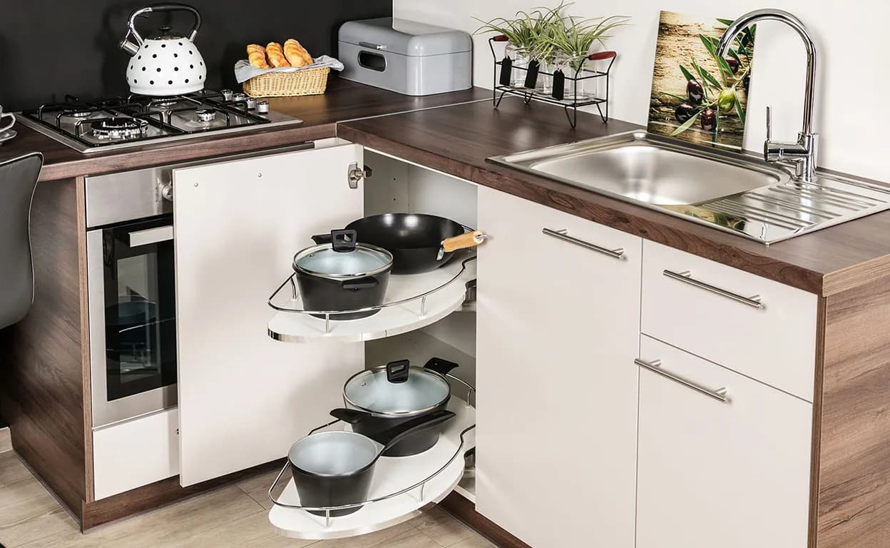 Jak zagospodarować szafki kuchenne, aby uniknąć bałaganu i zyskać przestrzeń Jak zagospodarować szafki kuchenne, aby uniknąć bałaganu i zyskać przestrzeń