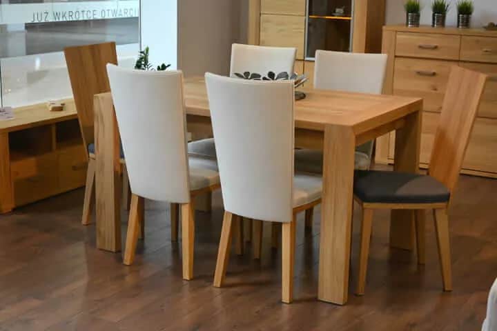 Ile cm na osobę przy stole – uniknij niewygody podczas posiłków