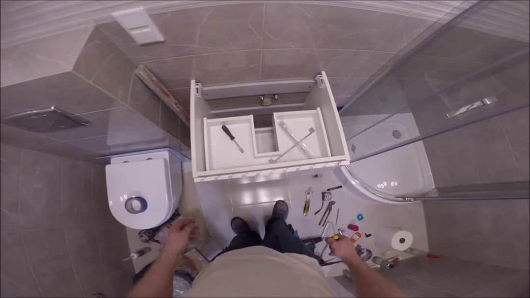 Jak zamontować szafkę pod umywalkę - uniknij najczęstszych błędów