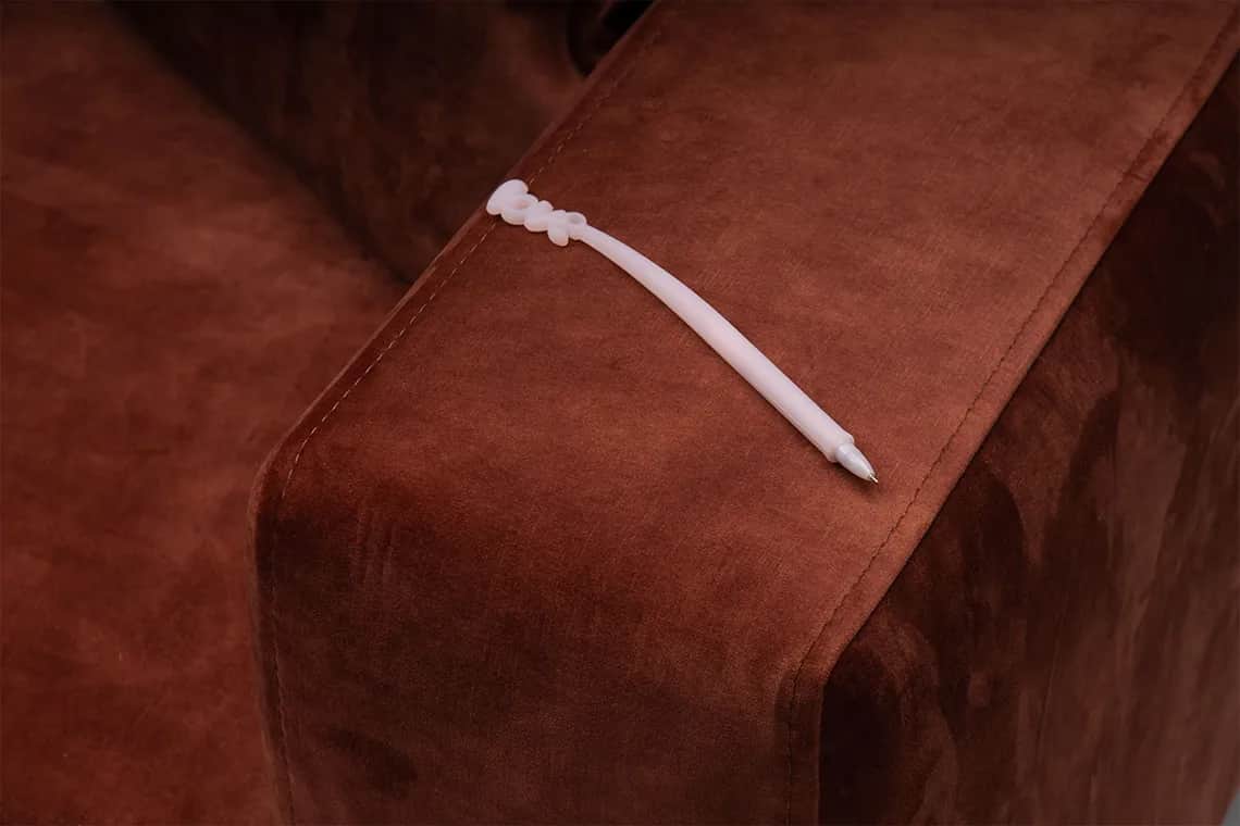 Jak usunąć długopis z kanapy? Skuteczne metody na trudne plamy